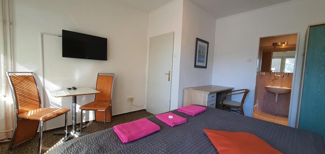 Hotel M-Tourist à Prague Extérieur photo