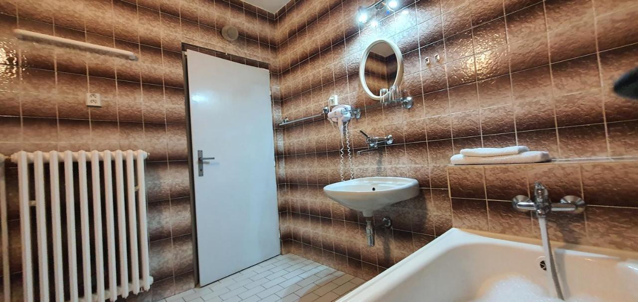 Hotel M-Tourist à Prague Extérieur photo